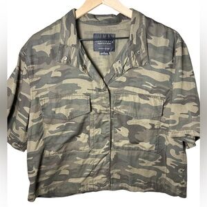 Sanctuary Women’s Camouflage Short Sleeve Button Snap Shirt with Pockets size M